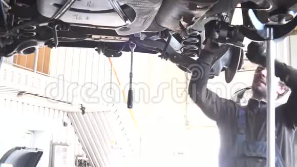 汽车修理工在强光下修理汽车视频的预览图