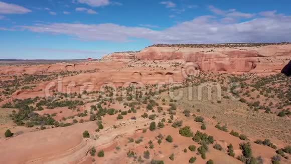美国沙漠中橙石阵岩层附近无人驾驶飞机飞行视频的预览图