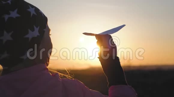 小女孩在玩纸飞机梦想和旅行的概念视频的预览图