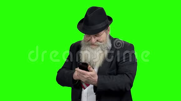 老人看着电话竖起大拇指视频的预览图