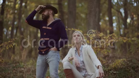 高级时尚肖像年轻优雅夫妇户外秋季时装一对年轻夫妇在秋高气爽视频的预览图