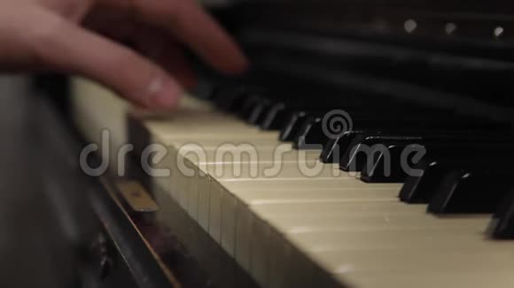 人手弹旧钢琴手视频的预览图