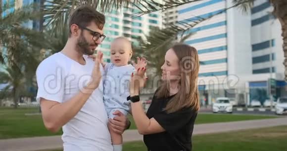 幸福的家庭爸爸妈妈和儿子站在一个公园里孩子五岁高爸爸视频的预览图