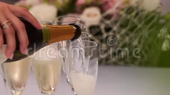在户外餐厅的庆祝活动中服务员向酒杯倒香槟生日派对中闪烁的白色哀鸣视频的预览图
