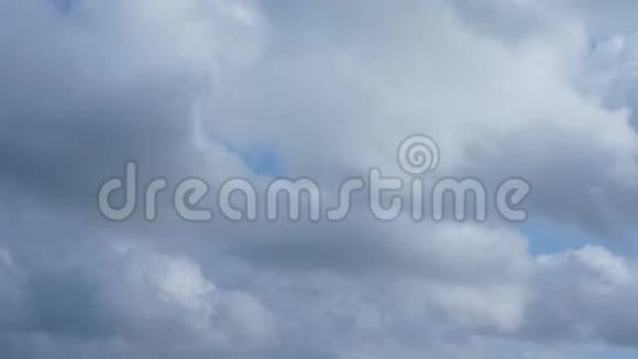 蓝色天空中飘浮着灰白色的蓬松云视频的预览图