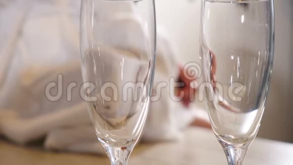 最后一杯香槟倒入玻璃杯中白色背景高清镜头视频的预览图