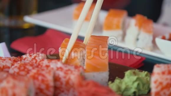 女孩用筷子吃寿司视频的预览图