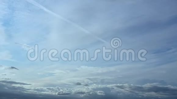 时间流逝无边无际的蓝天覆盖着纺锤波的云彩视频的预览图