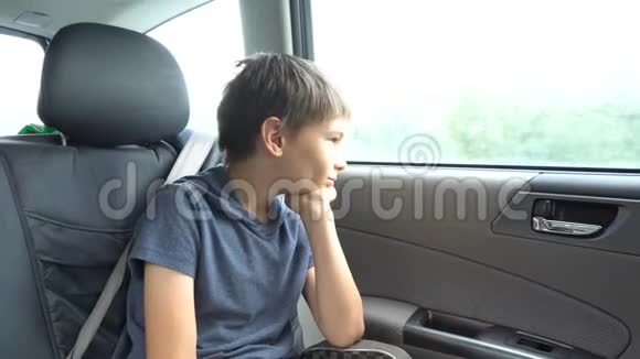 悲伤的男孩坐在车里视频的预览图