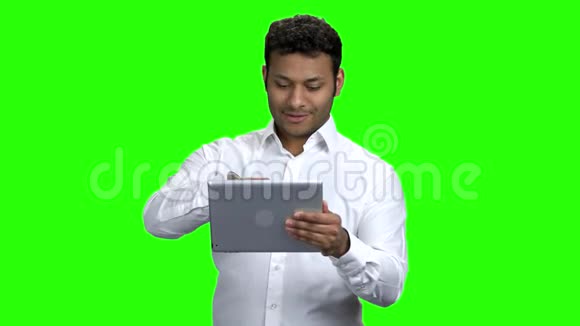 印度男人拿着平板电脑用手挥手视频的预览图