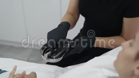 戴手套的医生用无菌工具进行美容动作缓慢视频的预览图
