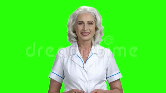 成功的女医生接受听诊器视频的预览图