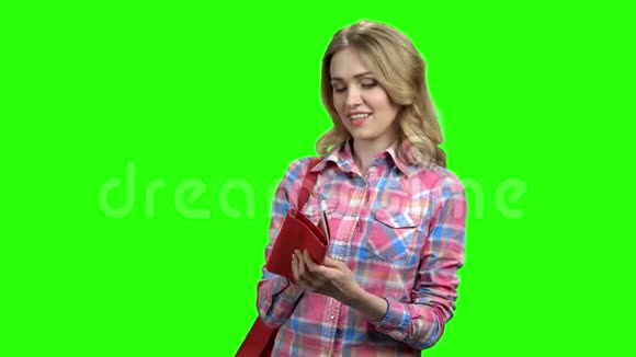 年轻女士从她的红色钱包里得到钱视频的预览图