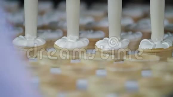 冰淇淋放在蛋筒里用冰淇淋填充晶片杯冰淇淋生产线香草冰淇淋视频的预览图