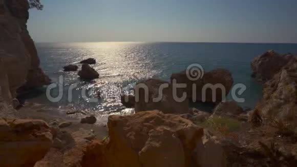 美丽的海上岩石景观海洋太阳水中的光线水中的岩石视频的预览图