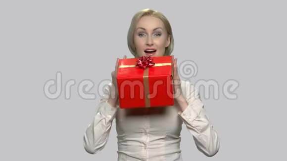 快乐的女人拥抱礼盒视频的预览图