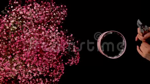 女人手拿粉红色花束做花束的快速镜头视频的预览图