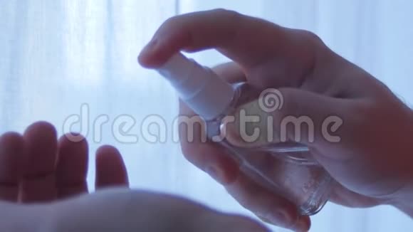 喷洒酒精洗手以消除细菌和病毒视频的预览图
