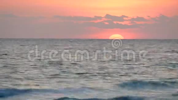 4K在热带海滩上美丽的日落速度快视频的预览图