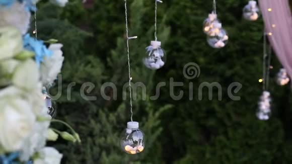 装饰玻璃球丝带动婚礼拱门视频的预览图