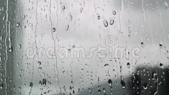 玻璃窗里的雨滴视频的预览图