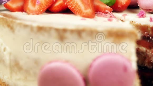 蛋糕配以苹果草莓和鲜花装饰的切块4K慢莫靠近视频的预览图