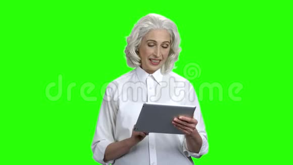 有平板电脑的高级女性有视频通话视频的预览图