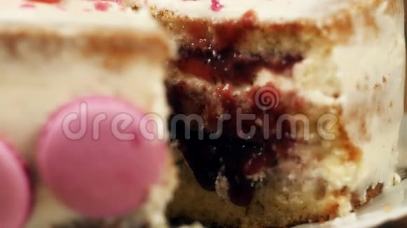 蛋糕配以马卡龙草莓和紫丁香的装饰4K慢潮视频的预览图