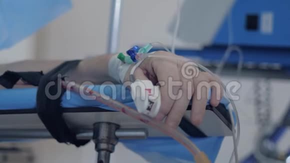 术中麻醉手术室病人手配心率监测仪及滴管视频的预览图