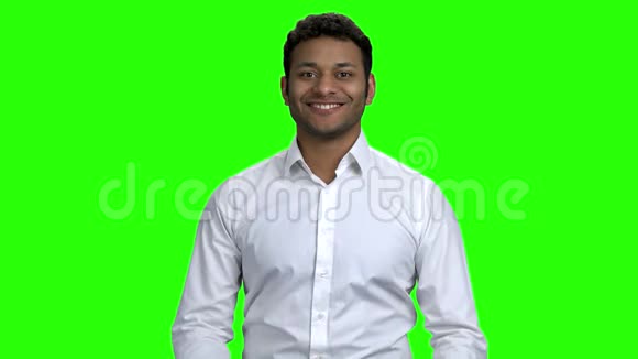 微笑的印度男人竖起两个大拇指视频的预览图