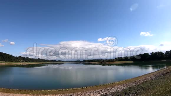 法国比利牛斯加巴斯湖全景视频的预览图