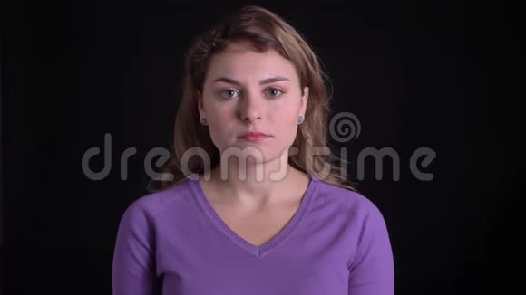 可爱的女人转过头的肖像消极地显示出对黑色背景的分歧视频的预览图