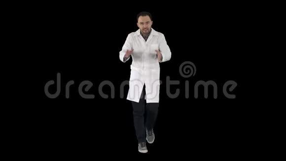 快乐的医生走路说话看着镜头阿尔法频道视频的预览图