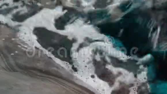海浪拍打着岩石咯咯作响视频的预览图