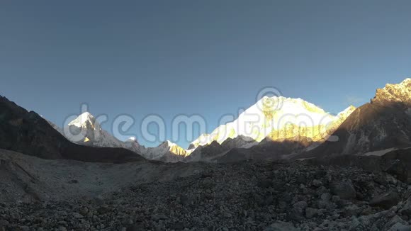 日落时的努普特和普莫里山脉尼泊尔喜马拉雅山视频的预览图