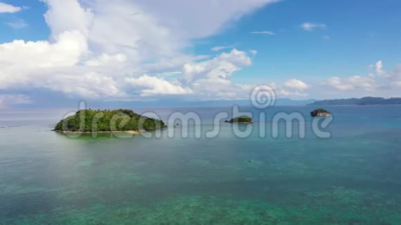 美丽的天空和岛屿的海景热带岛屿俯视图有珊瑚礁的绿松石海视频的预览图