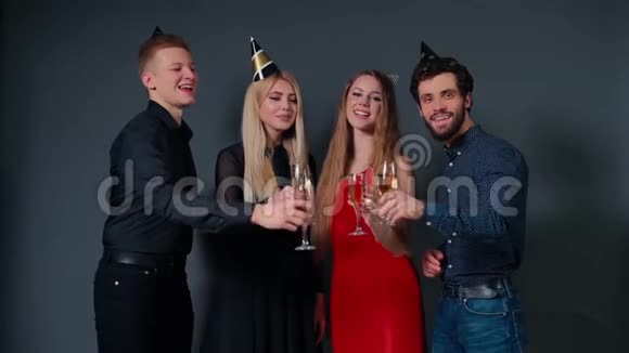 一群开朗的年轻人正戴着香槟酒杯视频的预览图