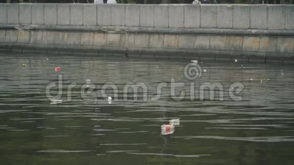 垃圾漂浮在城市的一条河里人类不负责任环境污染视频的预览图