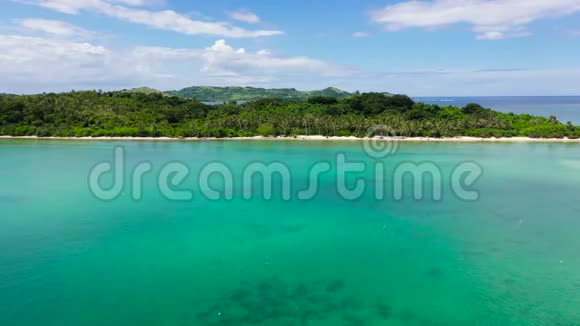 热带岛屿有泻湖和白色沙滩巴拿马群岛菲律宾科蒂瓦斯岛小屋视频的预览图