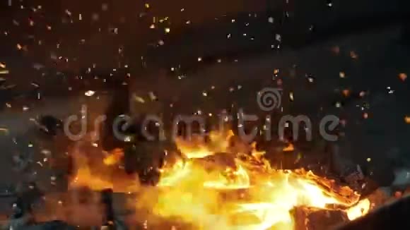 在大自然中燃烧从火里出来空间视野现场拍摄最美的火焰火花是美丽的视频的预览图