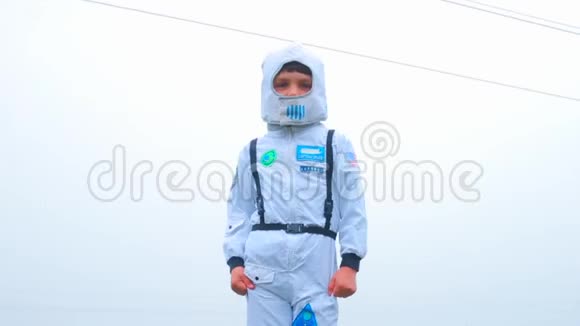 一个穿着宇航员服装在地球上失踪的孩子视频的预览图
