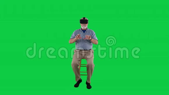 成年白种人男性穿着虚拟现实视频的预览图