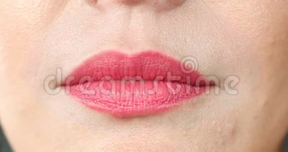 极端特写的女性嘴粉红色的口红微笑着露出洁白健康的美丽牙齿视频的预览图