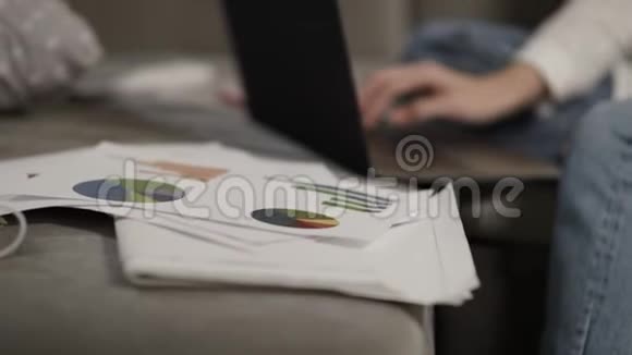 坐在沙发笔记本电脑上的女性沮丧的商务小姐在家工作视频的预览图
