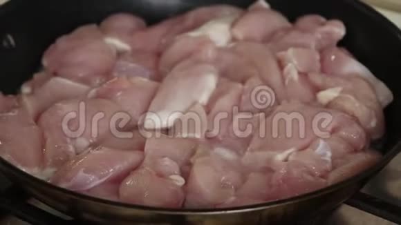 切成片的鸡肉在平底锅中慢慢炒并撒上调味料和香料视频的预览图