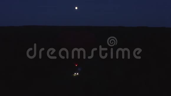 空中观看心形的红色气球准备在夜间在野外飞行视频的预览图