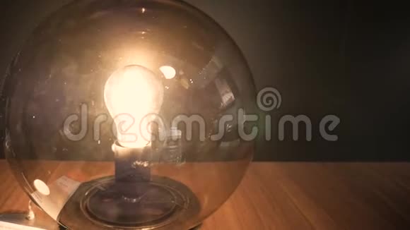 玻璃球体中的灯泡木桌视频的预览图