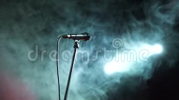 舞台台上有一根绳子的银色麦克风背景上有很多烟雾来自烟雾机视频的预览图
