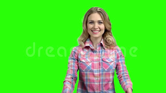 女人在绿色屏幕上竖起两个大拇指视频的预览图