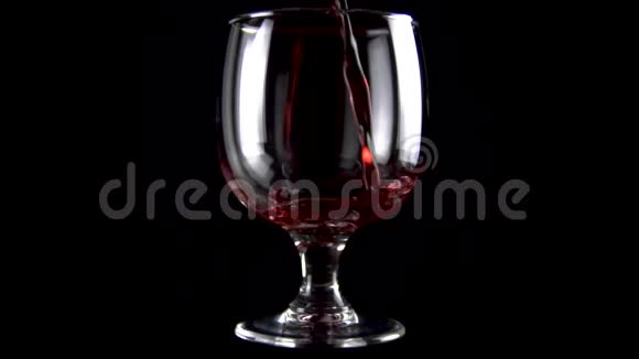 红酒倒入酒杯黑色背景上的酒杯慢动作视频的预览图